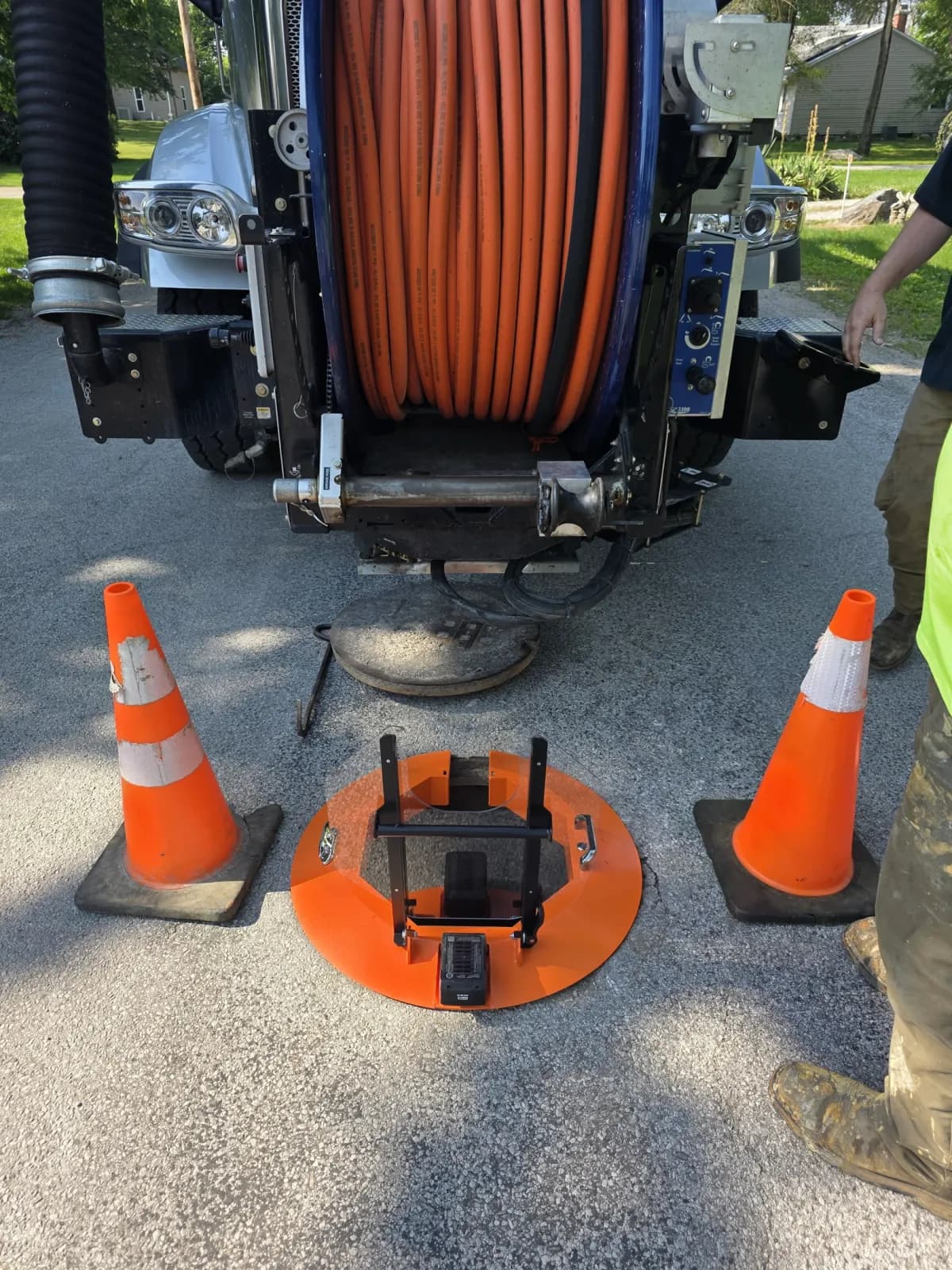 Light Ring between two cones in front of a sewer-cleaning truck.